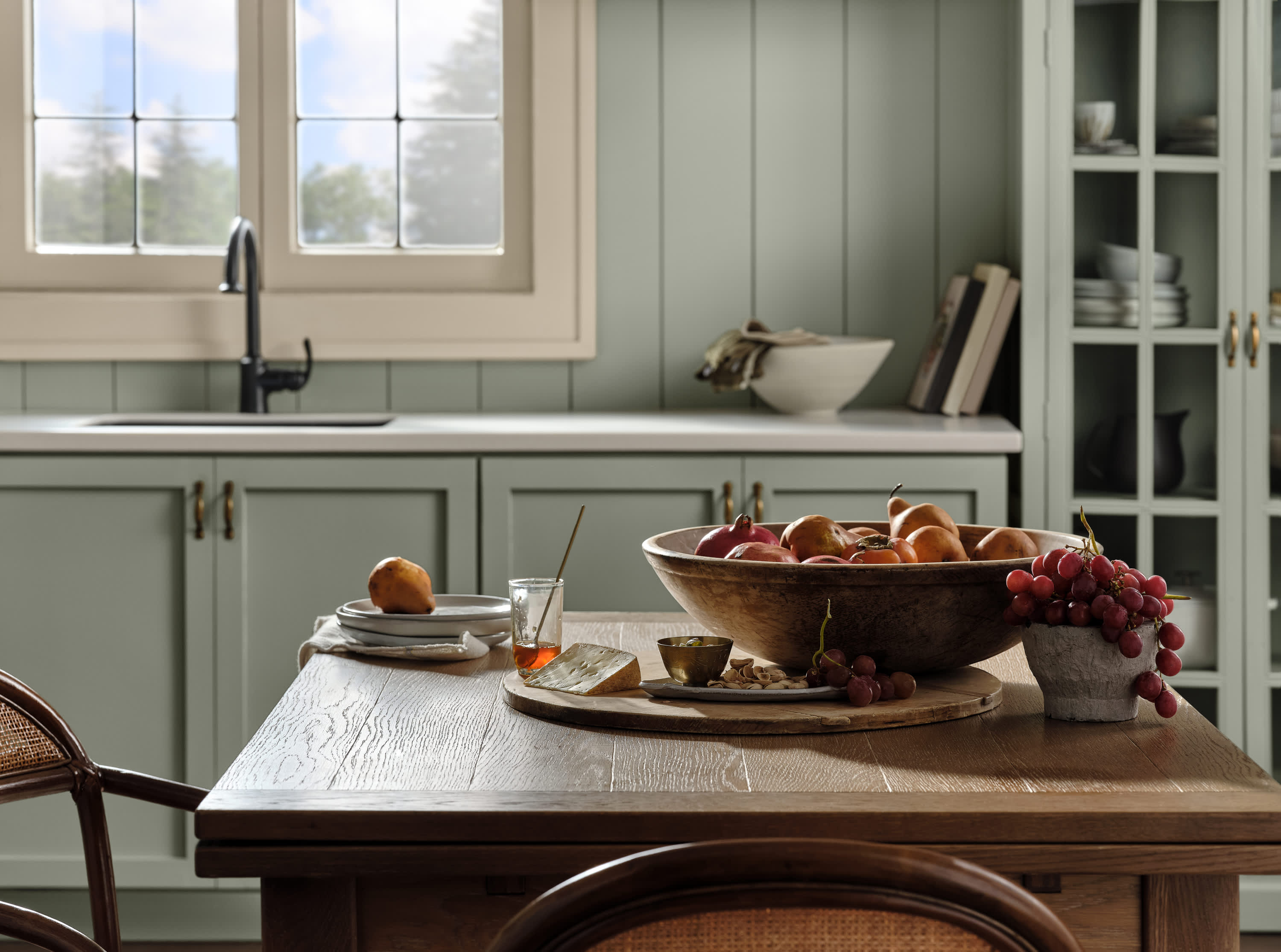 コレクション Suburbia suite : evergreen review This Lush Green Color Palette Feels Like a Walk Through Nature